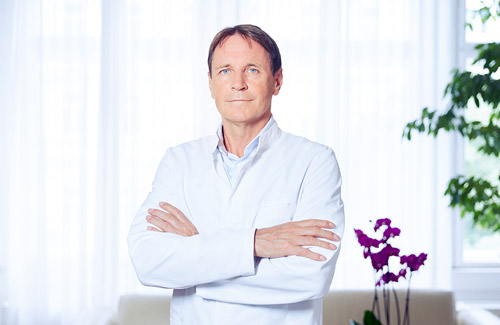 Prof. Dr. Michael ROGY, FA für Chirurgie und Viszeralchirurgie, 25 Jahre Erfahrung und 10000+ erfolgreiche Operationen und glückliche, zufriedene Patienten.